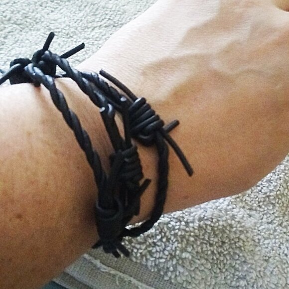 LAST ONE: Edgy Black Barbwire Leather Bracelet! Unisex - FITS 7-7.5" WRIST - Picture 7 of 8